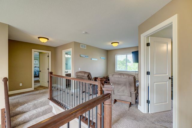 2990 Frontier Drive, Woodbury, MN 55129