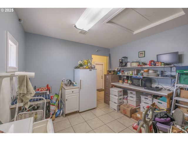 106 E BISHOP Way, Brownsville, OR 97327