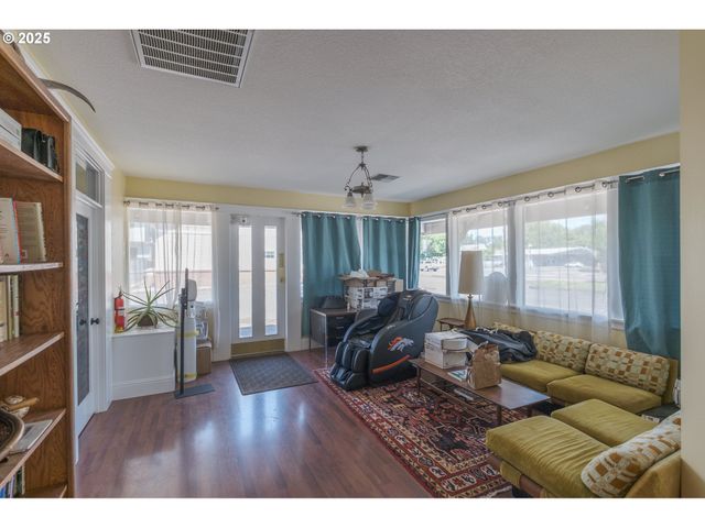 106 E BISHOP Way, Brownsville, OR 97327