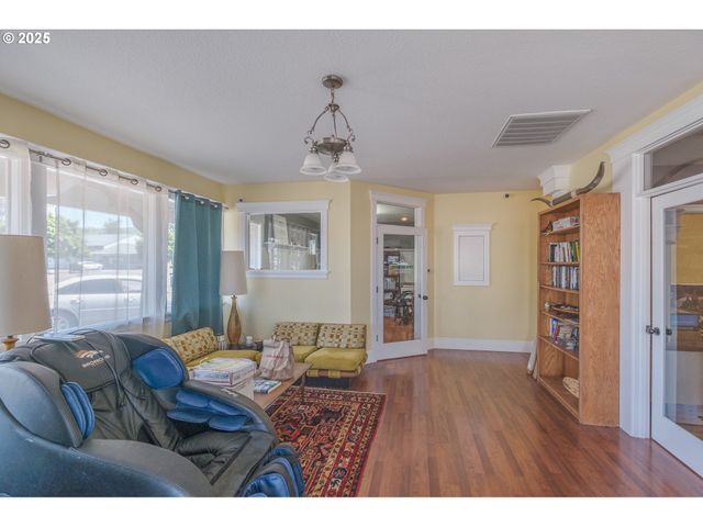 106 E BISHOP Way, Brownsville, OR 97327