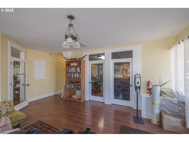 106 E BISHOP Way, Brownsville, OR 97327