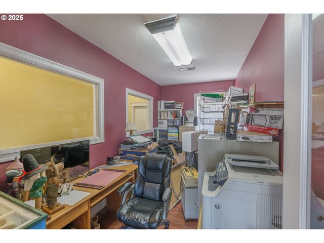 106 E BISHOP Way, Brownsville, OR 97327