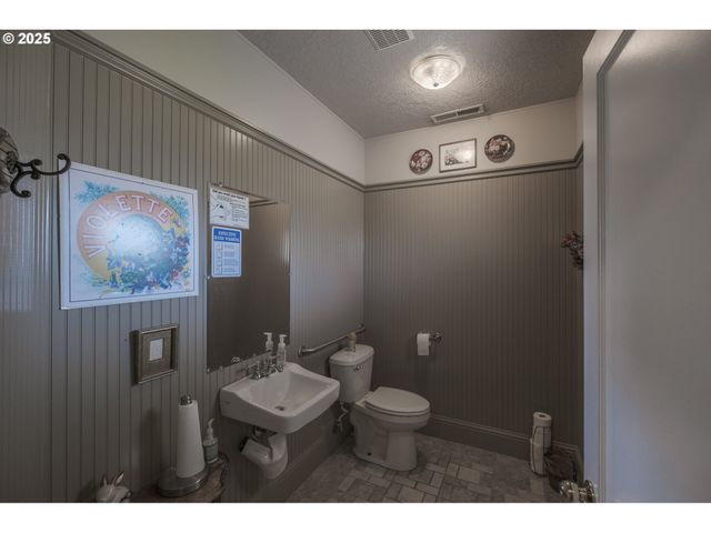 106 E BISHOP Way, Brownsville, OR 97327