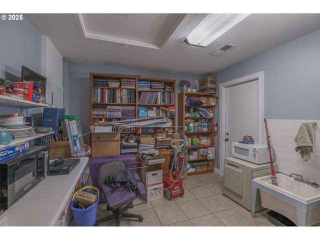 106 E BISHOP Way, Brownsville, OR 97327