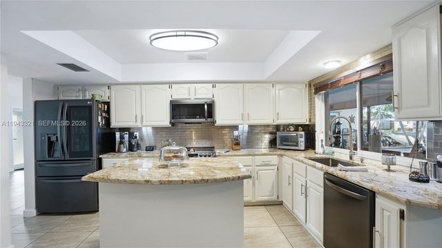 5921 SW 17th St, Plantation, FL 33317