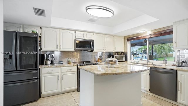 5921 SW 17th St, Plantation, FL 33317