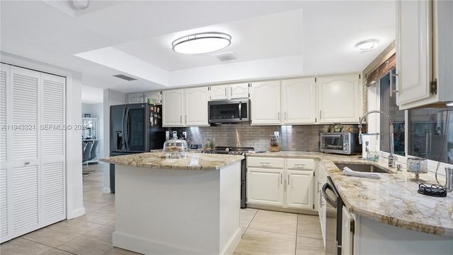 5921 SW 17th St, Plantation, FL 33317