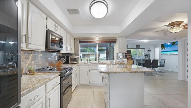 5921 SW 17th St, Plantation, FL 33317