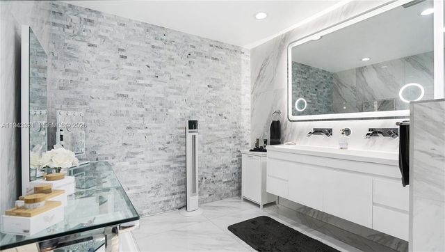 5921 SW 17th St, Plantation, FL 33317