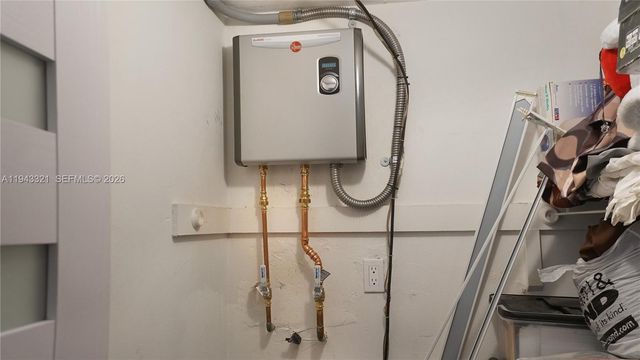 5921 SW 17th St, Plantation, FL 33317