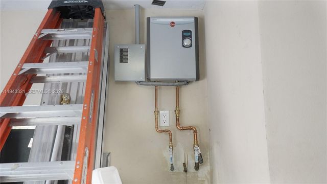 5921 SW 17th St, Plantation, FL 33317