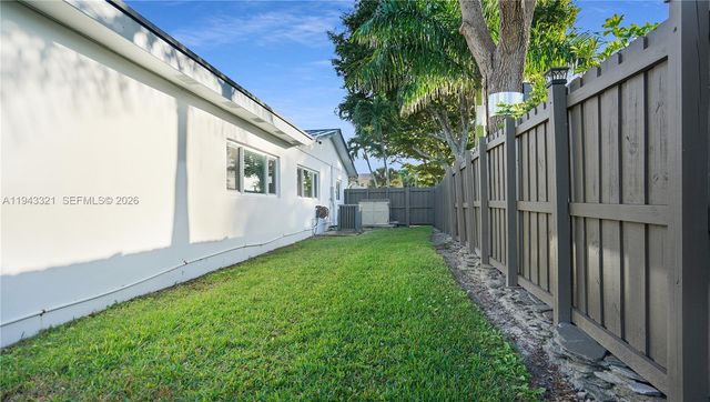 5921 SW 17th St, Plantation, FL 33317
