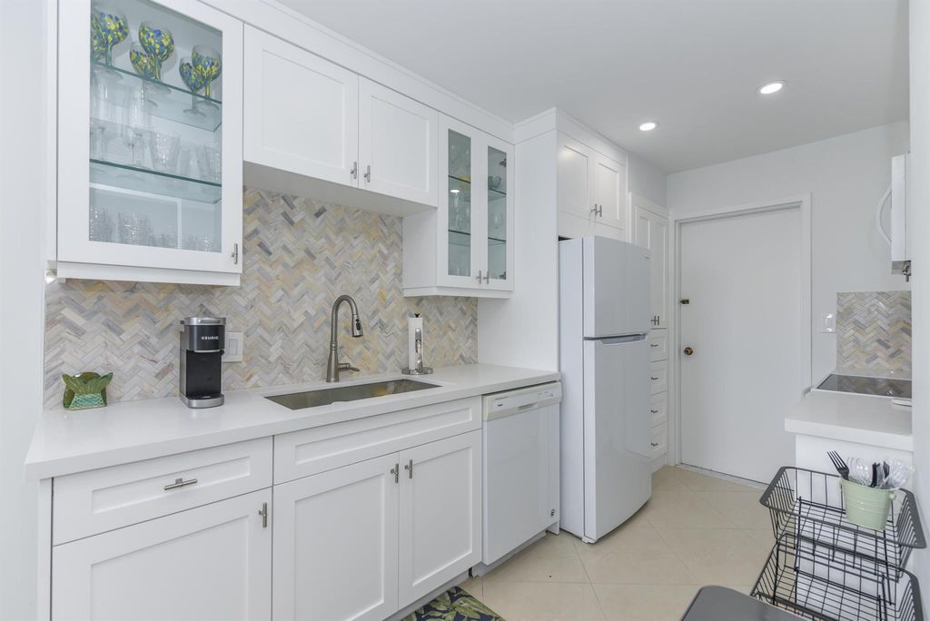 Image 10 of property listing at 2860 S Ocean Boulevard 202, Palm Beach, FL 33480