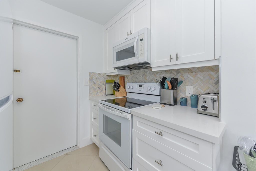 Image 11 of property listing at 2860 S Ocean Boulevard 202, Palm Beach, FL 33480