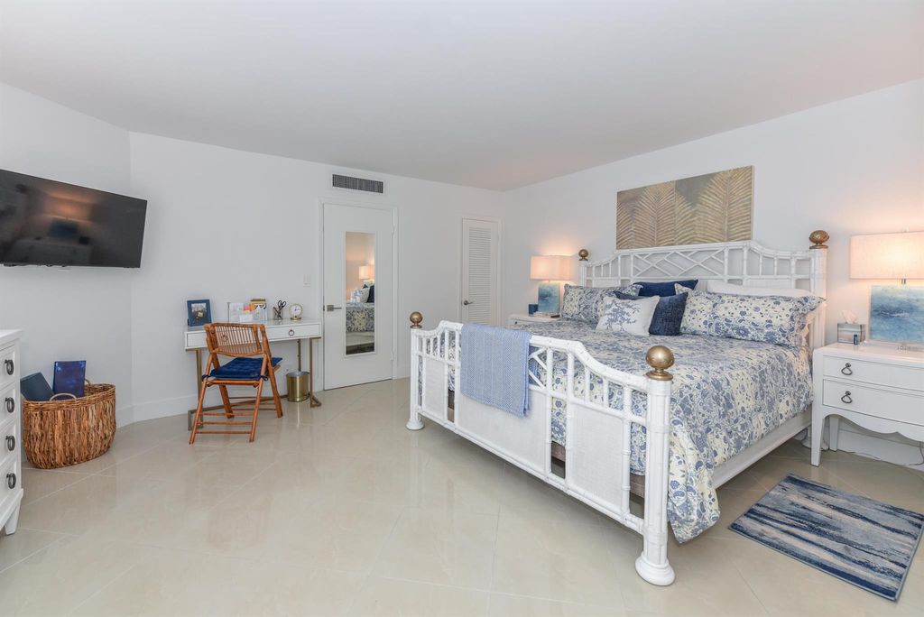 Image 13 of property listing at 2860 S Ocean Boulevard 202, Palm Beach, FL 33480