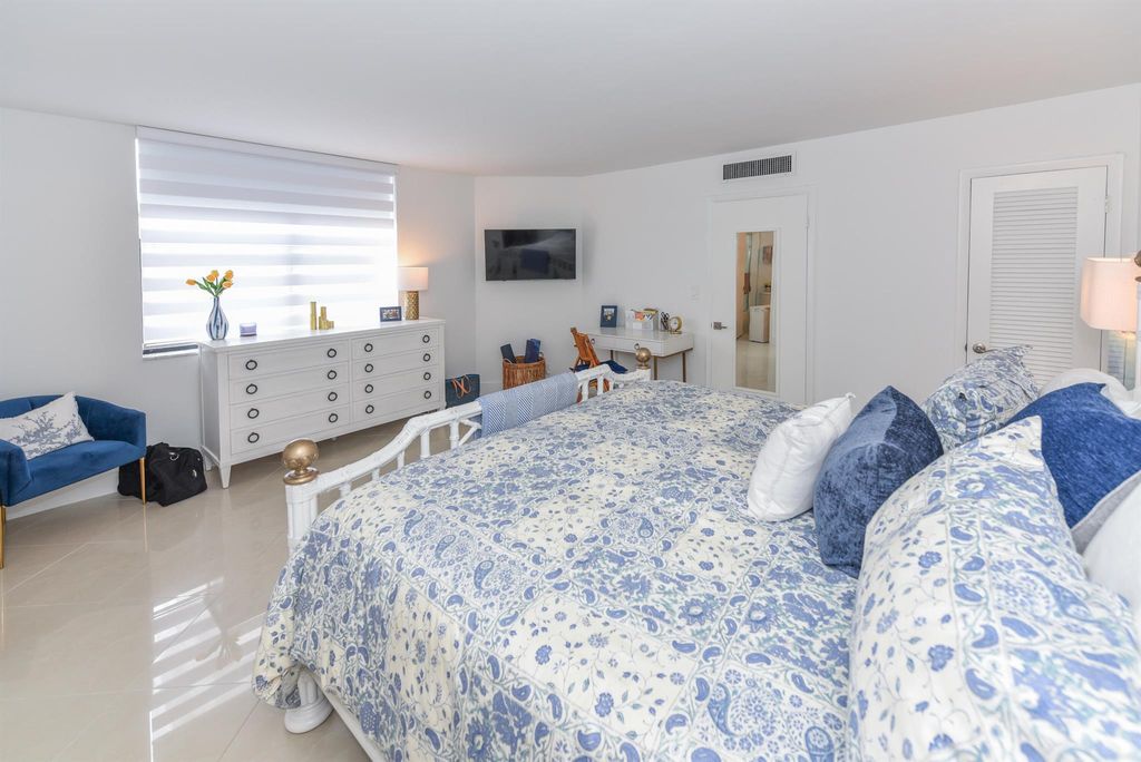 Image 14 of property listing at 2860 S Ocean Boulevard 202, Palm Beach, FL 33480