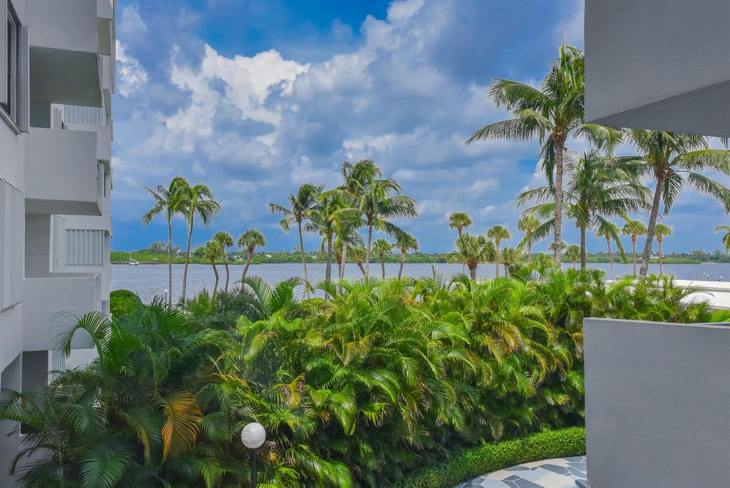 Image 2 of property listing at 2860 S Ocean Boulevard 202, Palm Beach, FL 33480