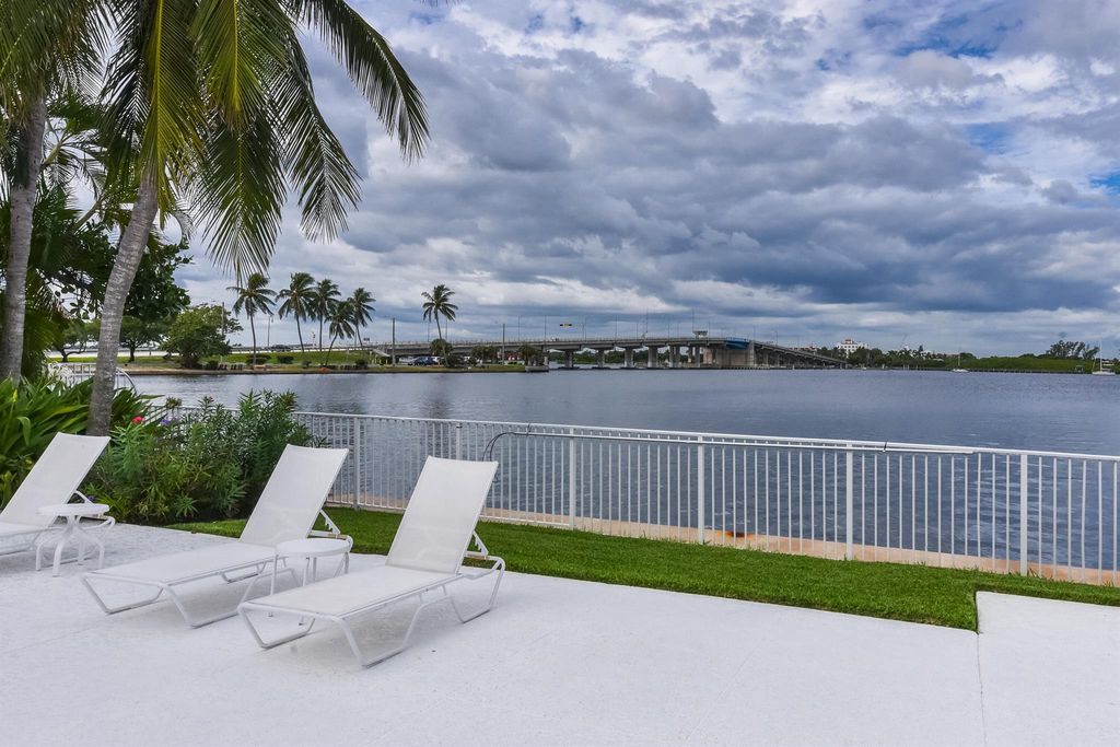 Image 21 of property listing at 2860 S Ocean Boulevard 202, Palm Beach, FL 33480
