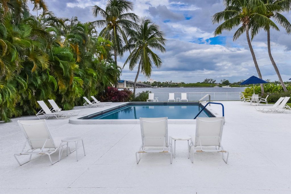 Image 23 of property listing at 2860 S Ocean Boulevard 202, Palm Beach, FL 33480