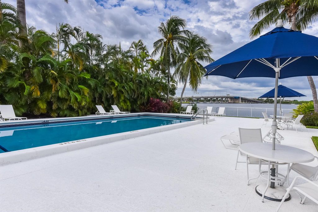 Image 24 of property listing at 2860 S Ocean Boulevard 202, Palm Beach, FL 33480