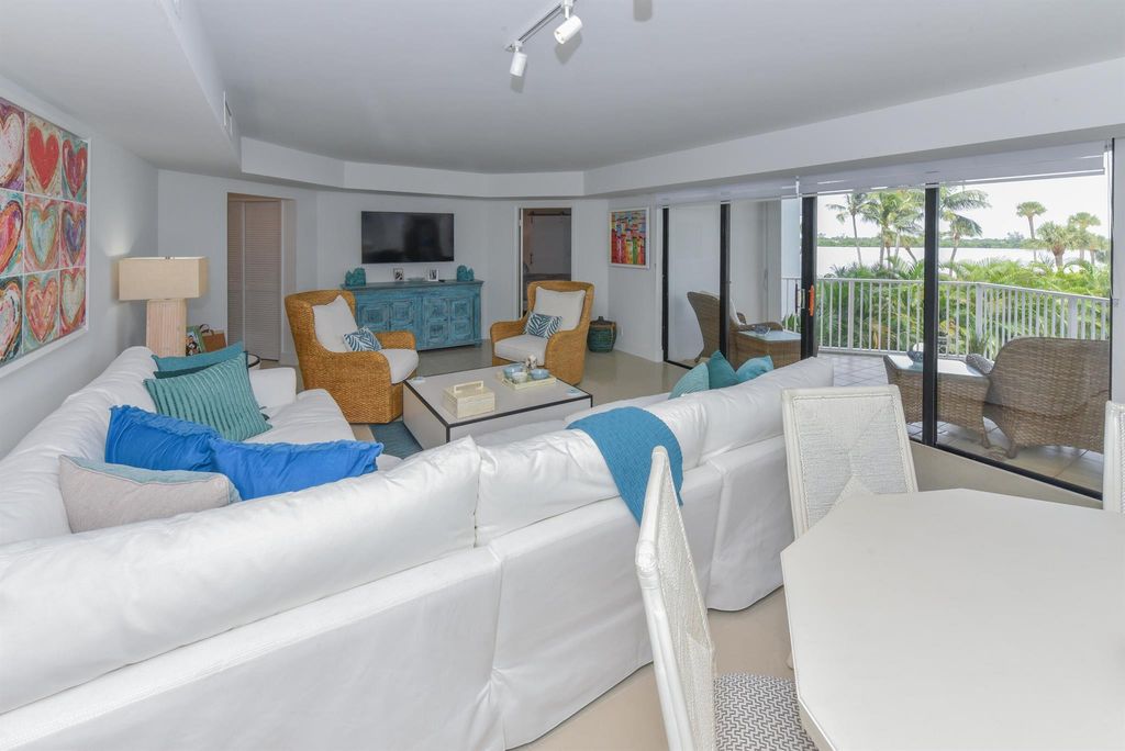 Image 4 of property listing at 2860 S Ocean Boulevard 202, Palm Beach, FL 33480