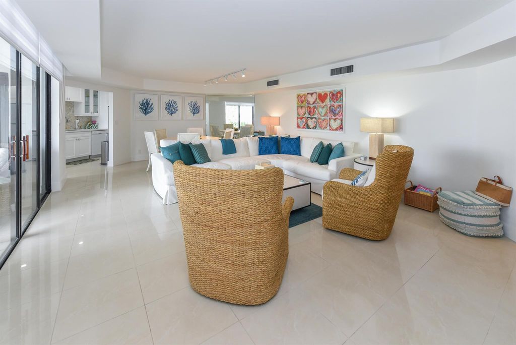 Image 5 of property listing at 2860 S Ocean Boulevard 202, Palm Beach, FL 33480