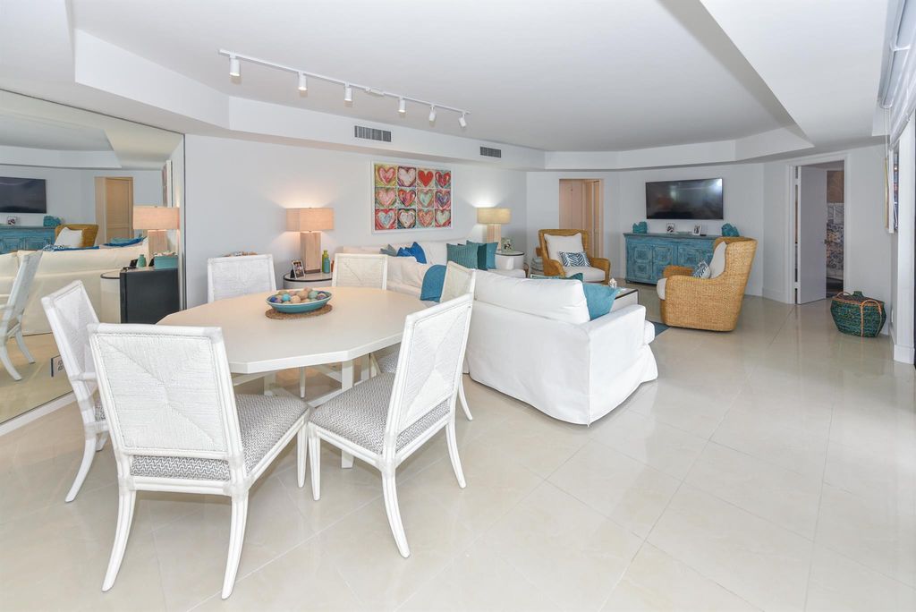 Image 7 of property listing at 2860 S Ocean Boulevard 202, Palm Beach, FL 33480