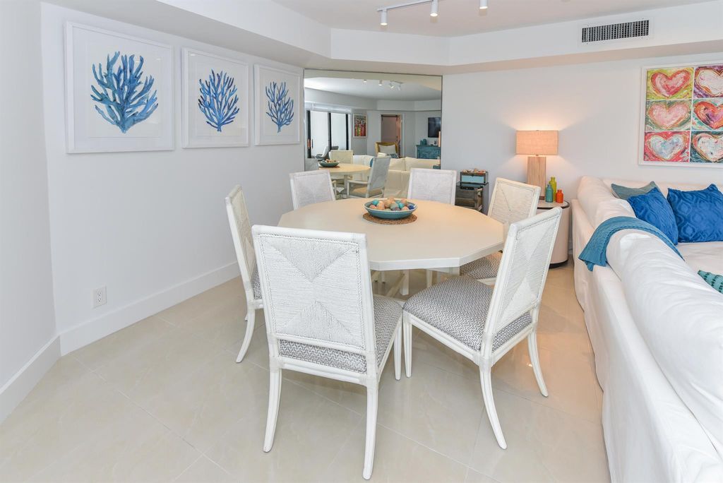 Image 8 of property listing at 2860 S Ocean Boulevard 202, Palm Beach, FL 33480