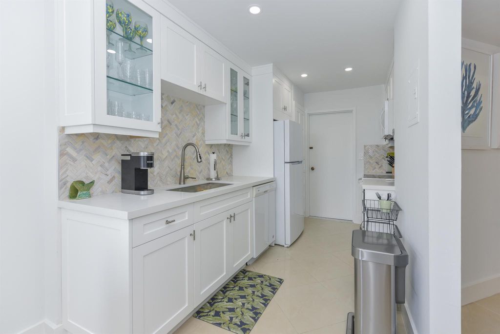 Image 9 of property listing at 2860 S Ocean Boulevard 202, Palm Beach, FL 33480