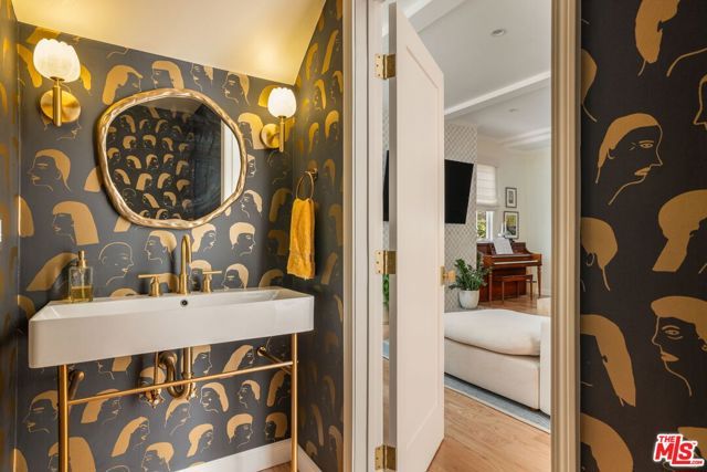 10596 Cushdon Avenue, Los Angeles, CA 90064