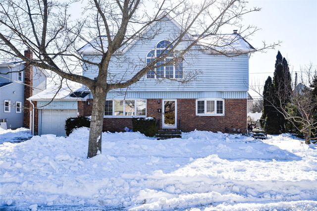 25 Westbury Avenue, Plainview, NY 11803