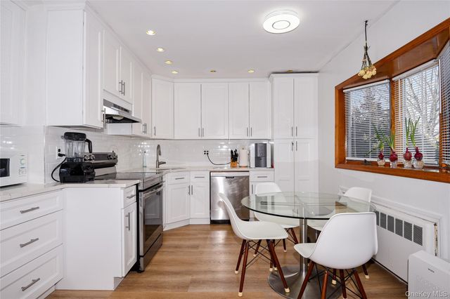 25 Westbury Avenue, Plainview, NY 11803