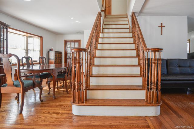 25 Westbury Avenue, Plainview, NY 11803