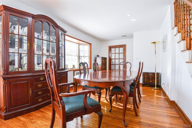 25 Westbury Avenue, Plainview, NY 11803