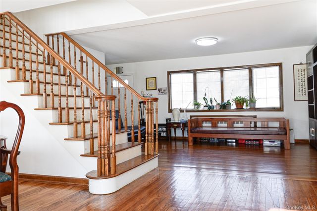 25 Westbury Avenue, Plainview, NY 11803