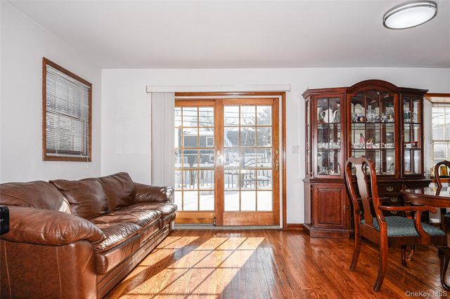 25 Westbury Avenue, Plainview, NY 11803