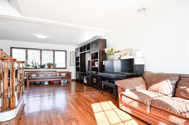 25 Westbury Avenue, Plainview, NY 11803