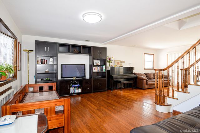 25 Westbury Avenue, Plainview, NY 11803