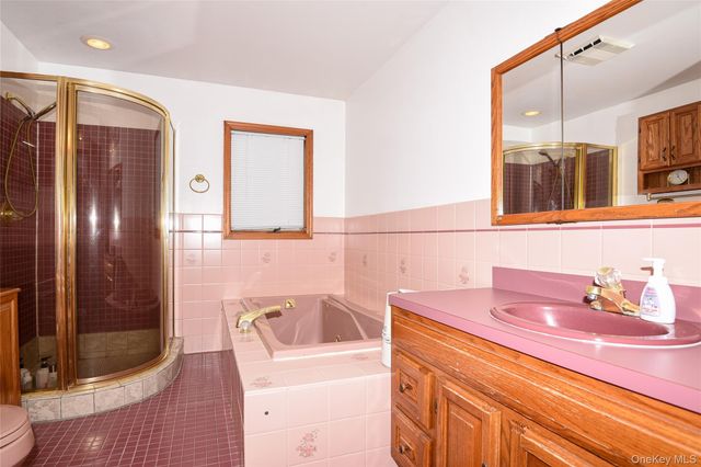 25 Westbury Avenue, Plainview, NY 11803