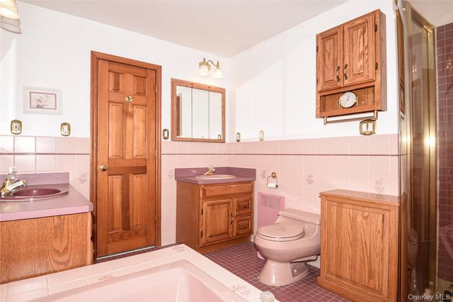 25 Westbury Avenue, Plainview, NY 11803