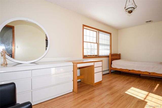 25 Westbury Avenue, Plainview, NY 11803