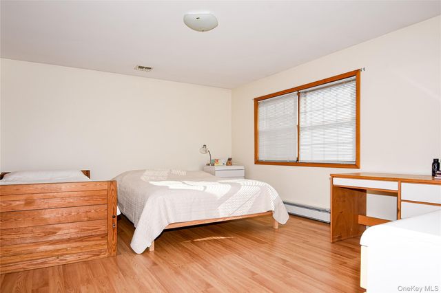 25 Westbury Avenue, Plainview, NY 11803