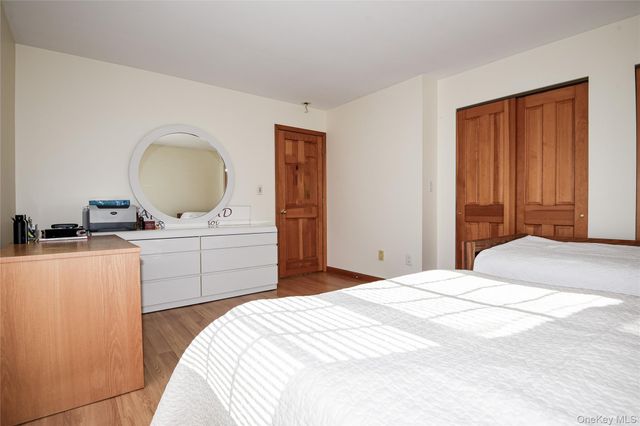 25 Westbury Avenue, Plainview, NY 11803