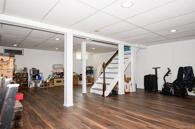 25 Westbury Avenue, Plainview, NY 11803