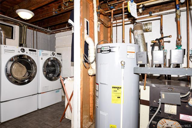 25 Westbury Avenue, Plainview, NY 11803