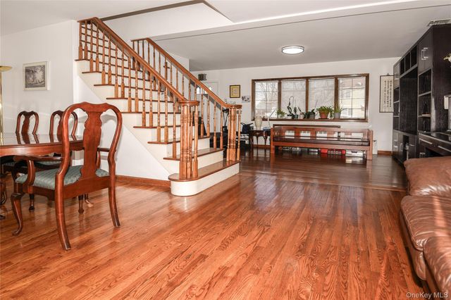 25 Westbury Avenue, Plainview, NY 11803