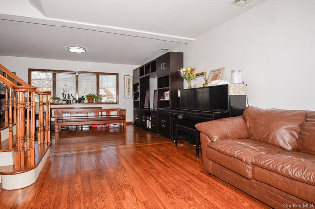 25 Westbury Avenue, Plainview, NY 11803