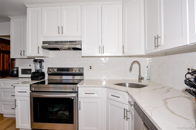 25 Westbury Avenue, Plainview, NY 11803