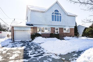 25 Westbury Avenue, Plainview, NY 11803