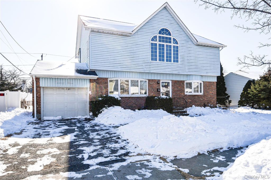 25 Westbury Avenue, Plainview, NY 11803